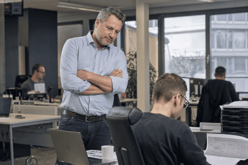 Führungskraft beobachtet die laufende Fallbearbeitung im Team, bevor Autonomie freigegeben wird